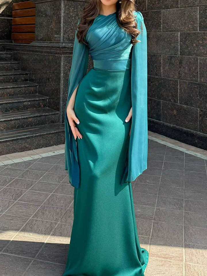 Robe longue drapée élégante avec manches fluides et corsage structuré, idéale pour soirées et événements formels.
