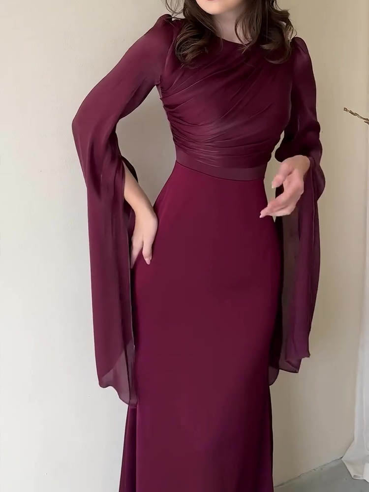Robe longue drapée élégante avec manches fluides et corsage structuré, idéale pour soirées et événements formels.