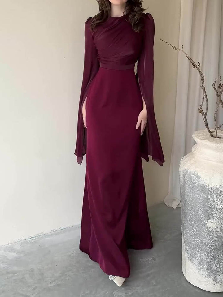 Robe longue drapée élégante avec manches fluides et corsage structuré, idéale pour soirées et événements formels.