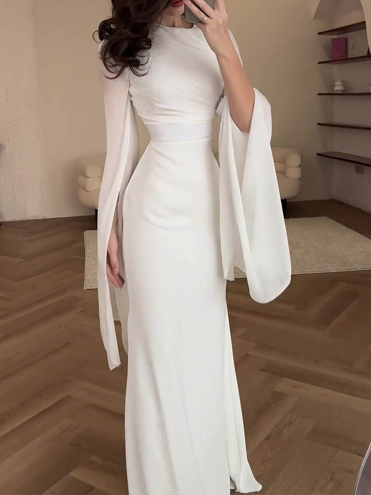 Robe longue drapée élégante avec manches fluides et corsage structuré, idéale pour soirées et événements formels.