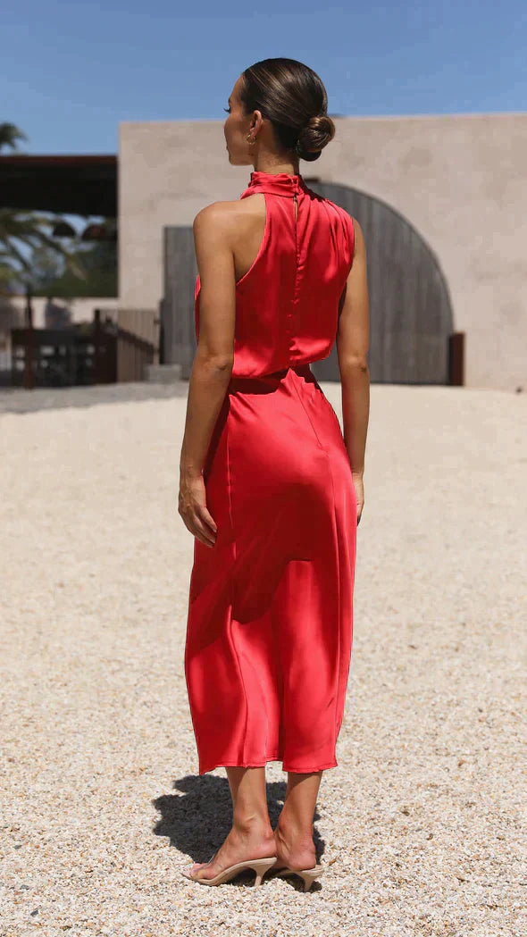 "Robe longue éblouissante femme, scintillante et fluide, idéale pour soirées glamour, tissu brillant, silhouette élégante."