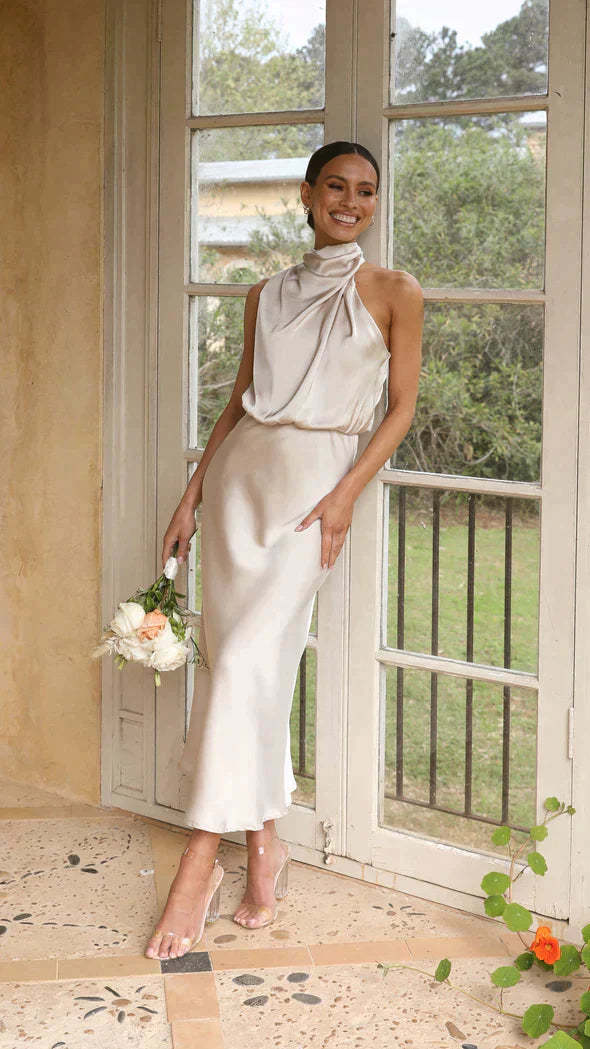 "Robe longue éblouissante femme, scintillante et fluide, idéale pour soirées glamour, tissu brillant, silhouette élégante."