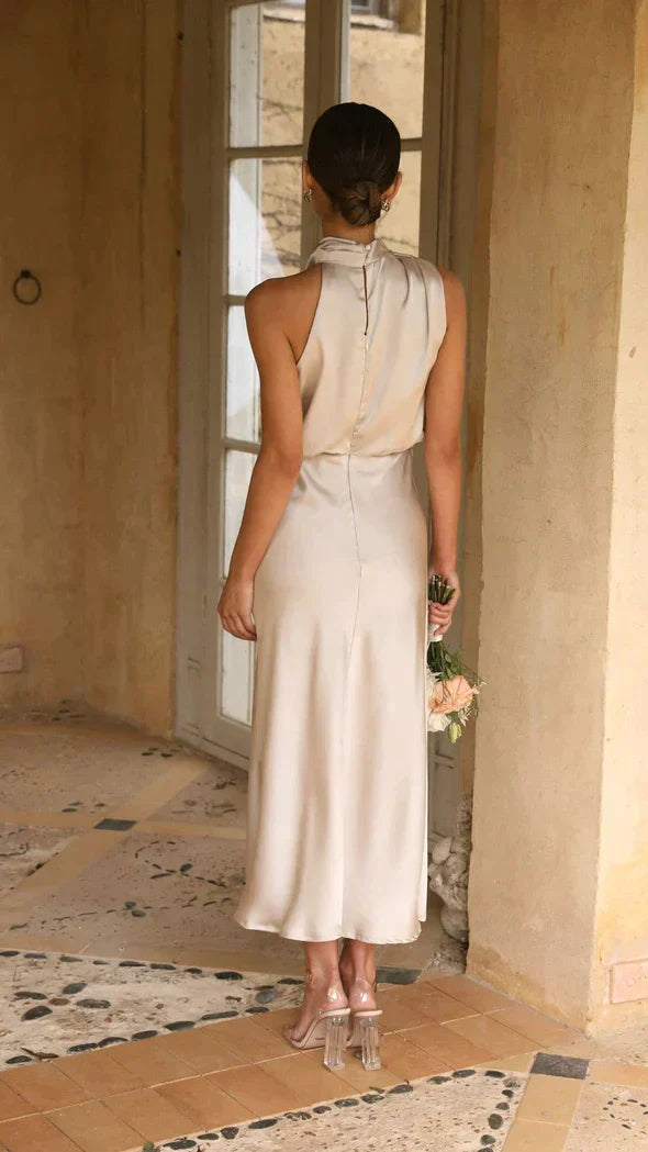 "Robe longue éblouissante femme, scintillante et fluide, idéale pour soirées glamour, tissu brillant, silhouette élégante."