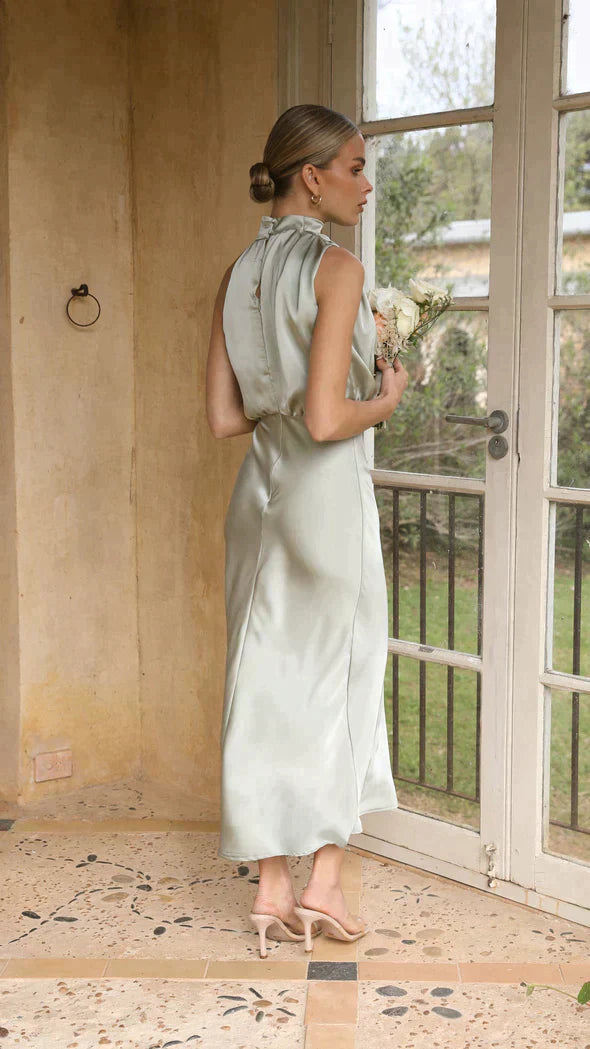 "Robe longue éblouissante femme, scintillante et fluide, idéale pour soirées glamour, tissu brillant, silhouette élégante."