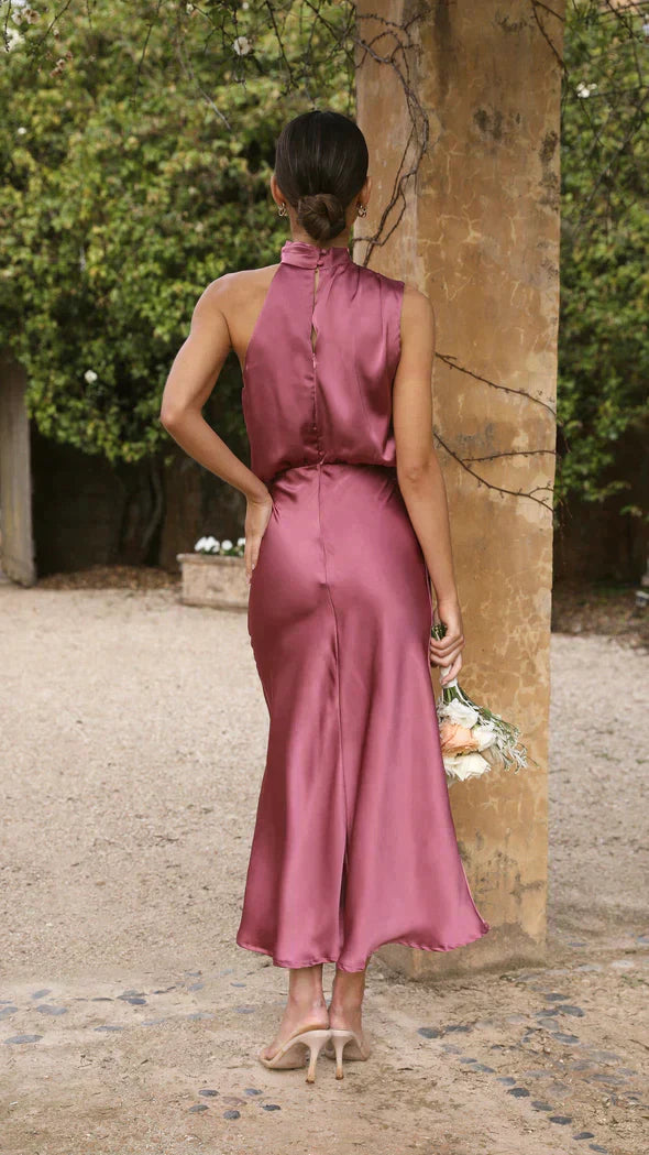 "Robe longue éblouissante femme, scintillante et fluide, idéale pour soirées glamour, tissu brillant, silhouette élégante."