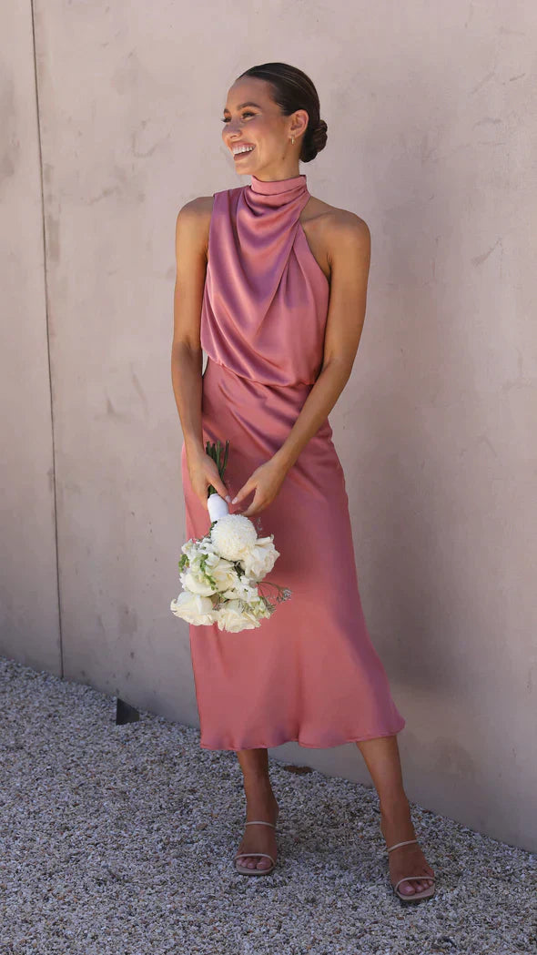 "Robe longue éblouissante femme, scintillante et fluide, idéale pour soirées glamour, tissu brillant, silhouette élégante."
