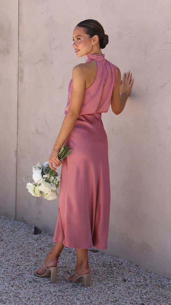 "Robe longue éblouissante femme, scintillante et fluide, idéale pour soirées glamour, tissu brillant, silhouette élégante."
