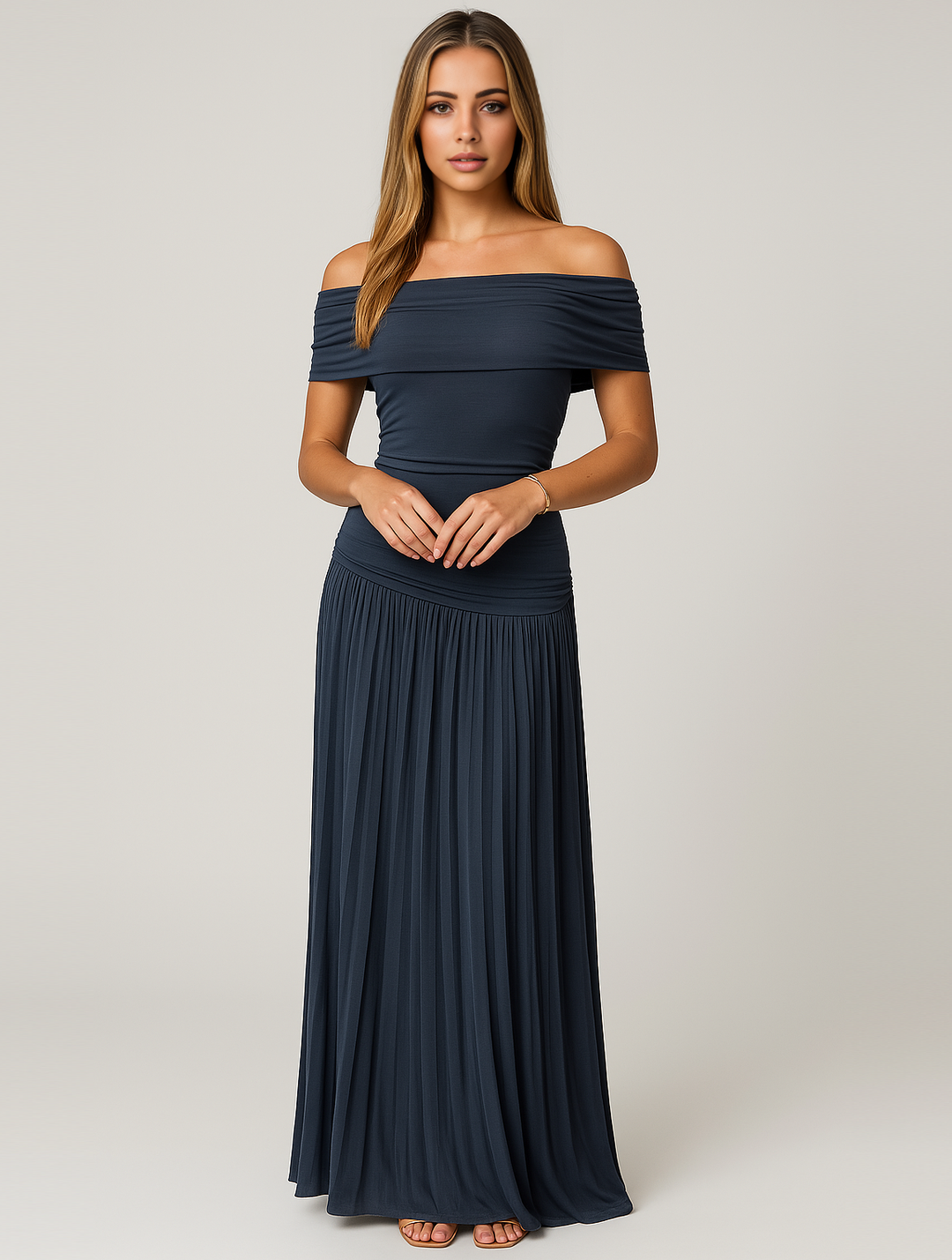 Robe longue élégante à épaules dénudées, idéale pour événements formels, détail allure et sophistication.