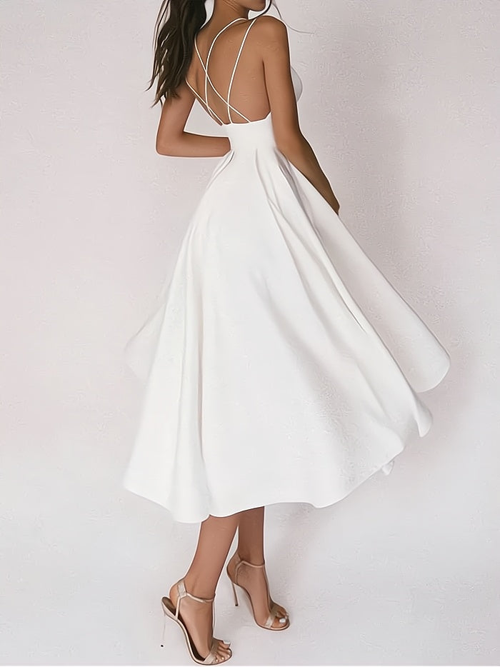 "Robe longue élégante avec col en V, coupe ajustée, couleur noire pour soirées spéciales et moments élégants."
