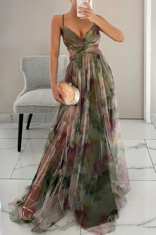 Robe longue élégante avec imprimé chic et laçage ajustable, silhouette fluide et raffinée pour occasions spéciales.