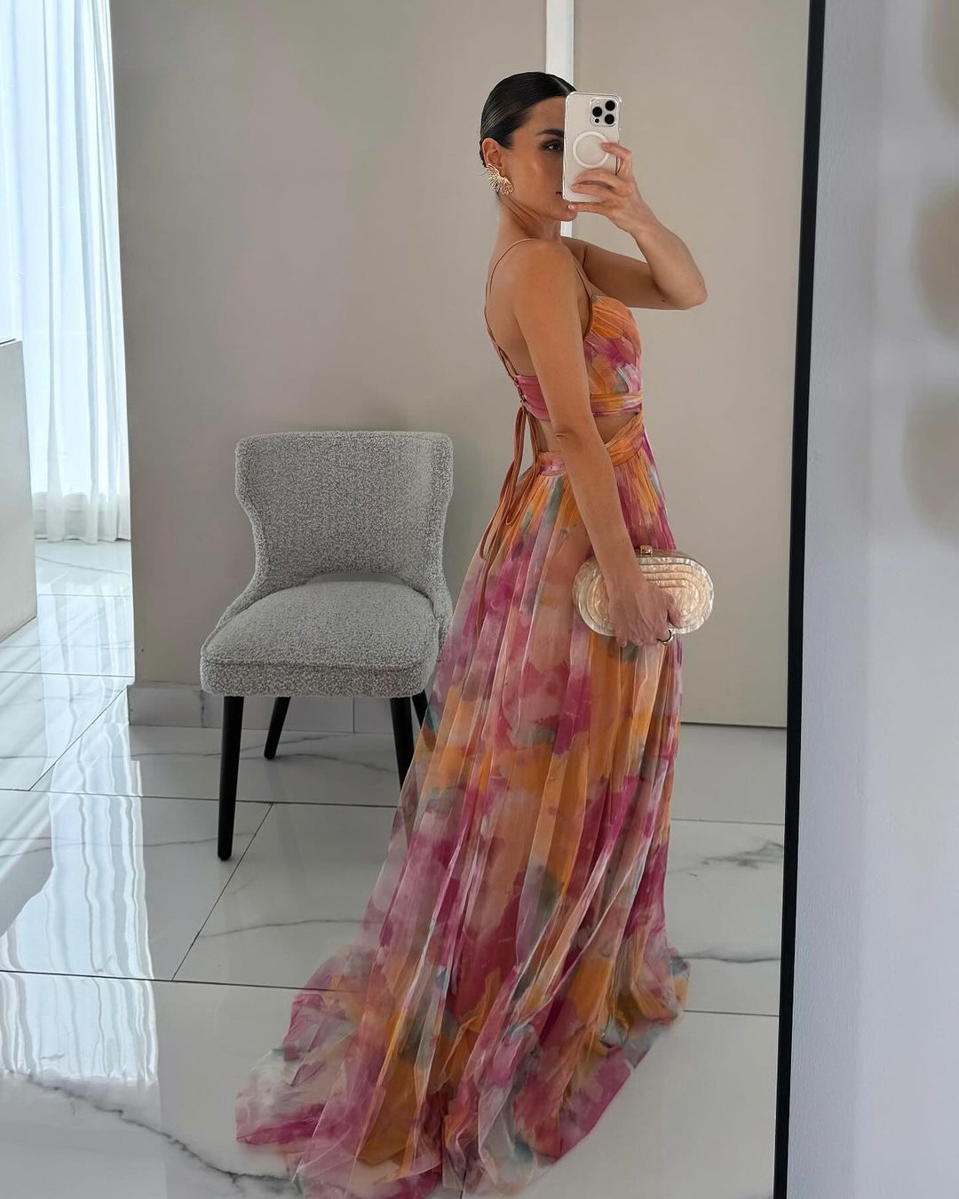 Robe longue élégante avec imprimé chic et laçage ajustable, silhouette fluide et raffinée pour occasions spéciales.