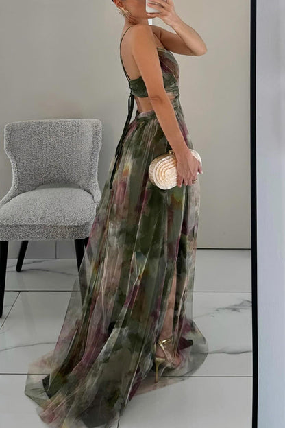 Robe longue élégante avec imprimé chic et laçage ajustable, silhouette fluide et raffinée pour occasions spéciales.