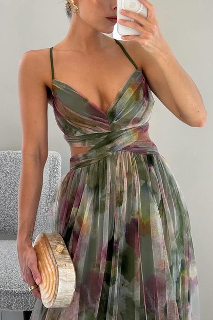 Robe longue élégante avec imprimé chic et laçage ajustable, silhouette fluide et raffinée pour occasions spéciales.