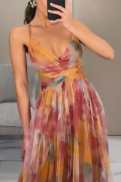 Robe longue élégante avec imprimé chic et laçage ajustable, silhouette fluide et raffinée pour occasions spéciales.