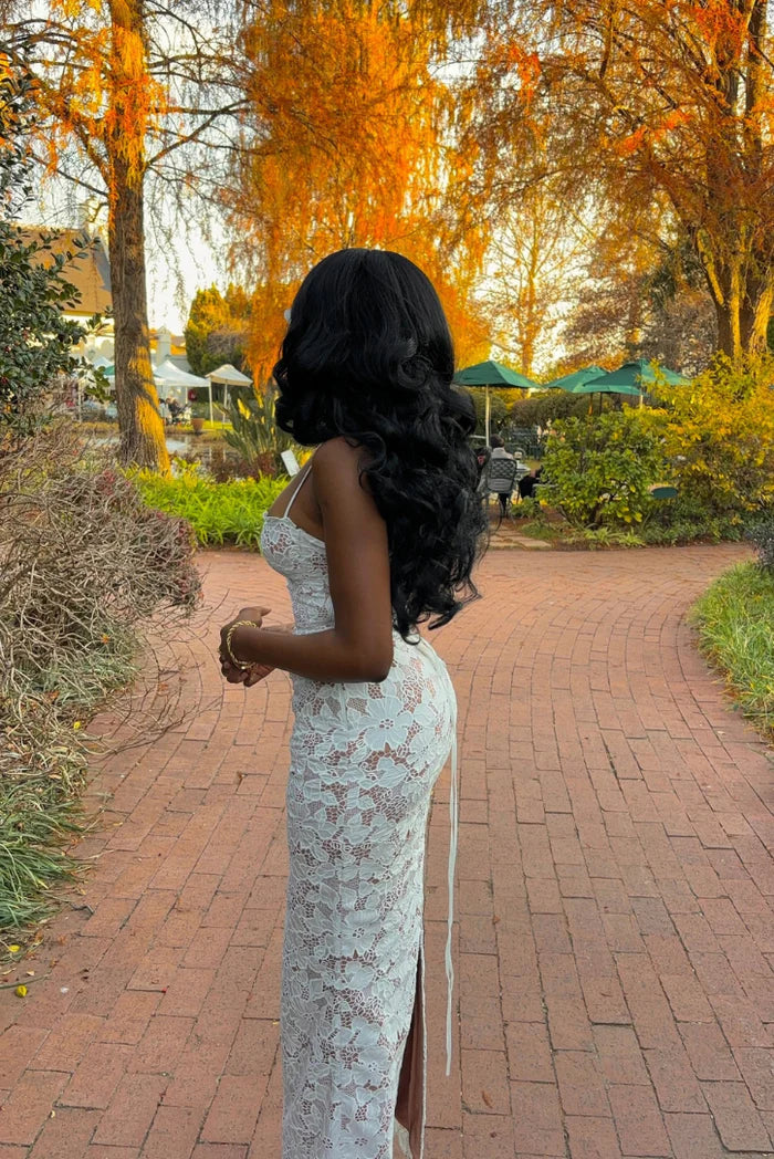 "Robe longue élégante en dentelle florale, décolleté en cœur, silhouette féminine pour occasions spéciales"