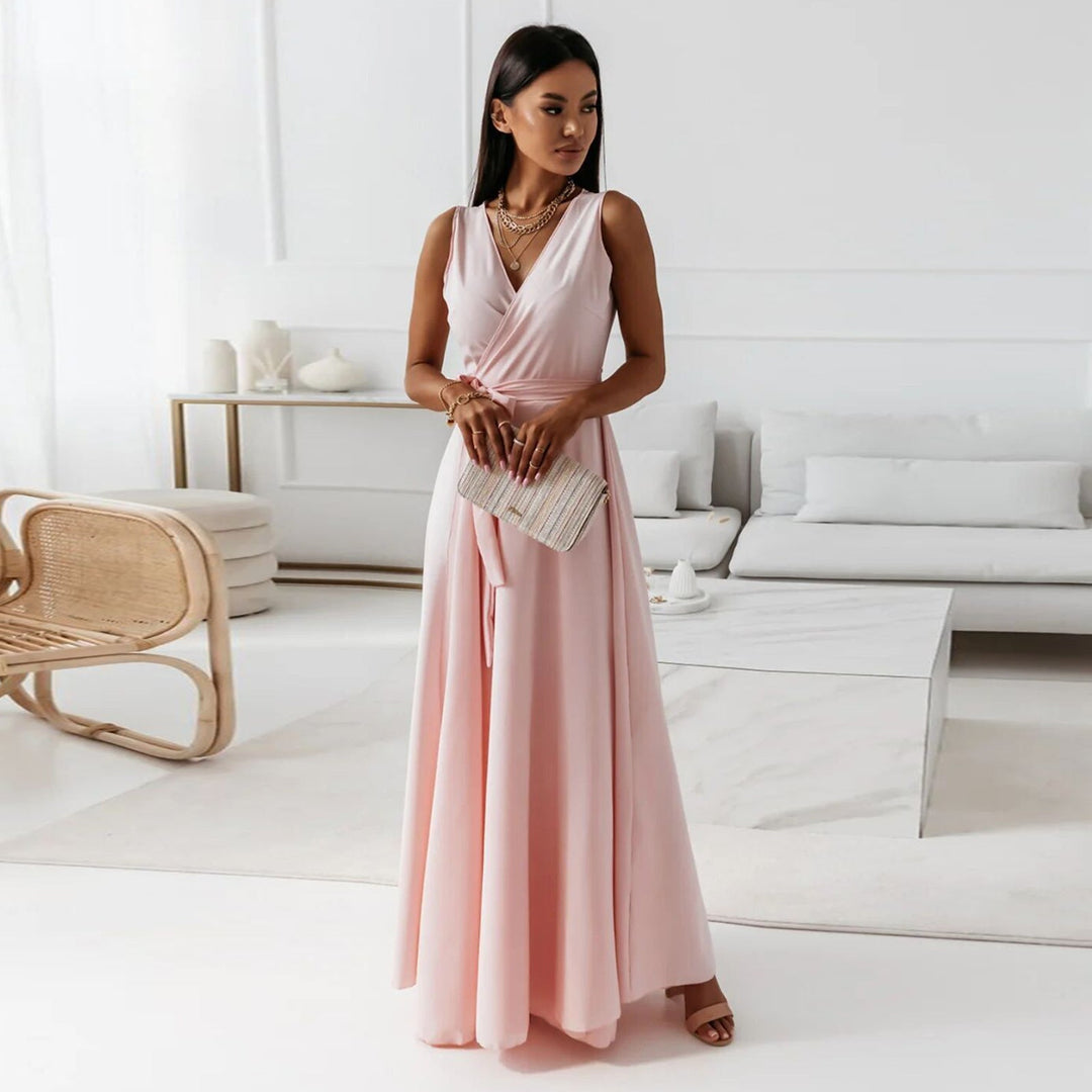 "Robe longue élégante pour femme, col en V, coupe fluide, couleur unie pour un look sophistiqué et raffiné."