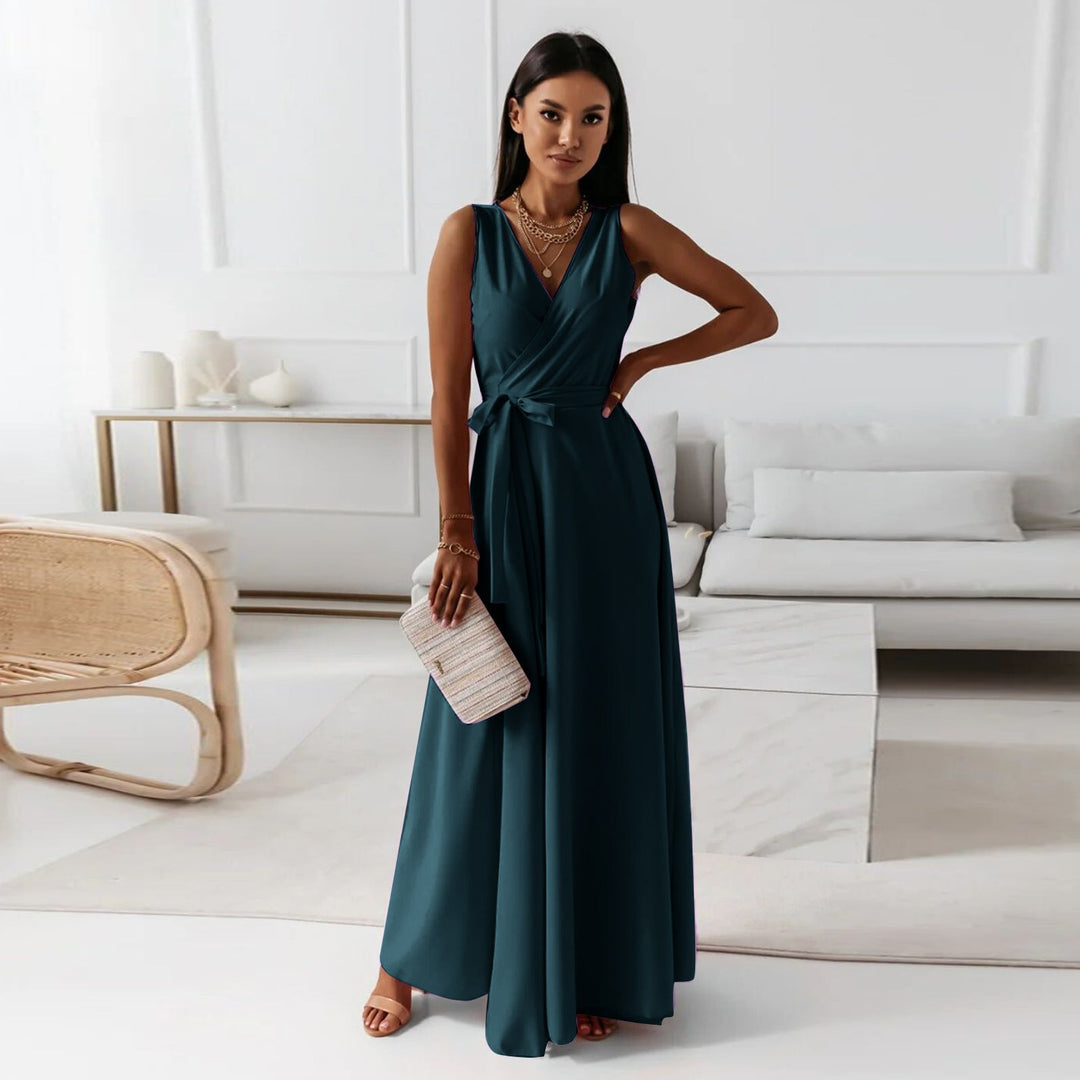 "Robe longue élégante pour femme, col en V, coupe fluide, couleur unie pour un look sophistiqué et raffiné."