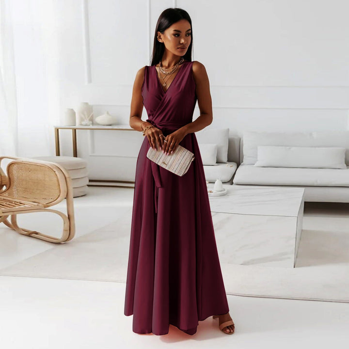 "Robe longue élégante pour femme, col en V, coupe fluide, couleur unie pour un look sophistiqué et raffiné."