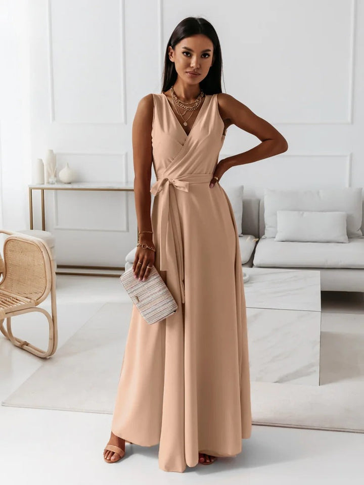"Robe longue élégante pour femme, col en V, coupe fluide, couleur unie pour un look sophistiqué et raffiné."