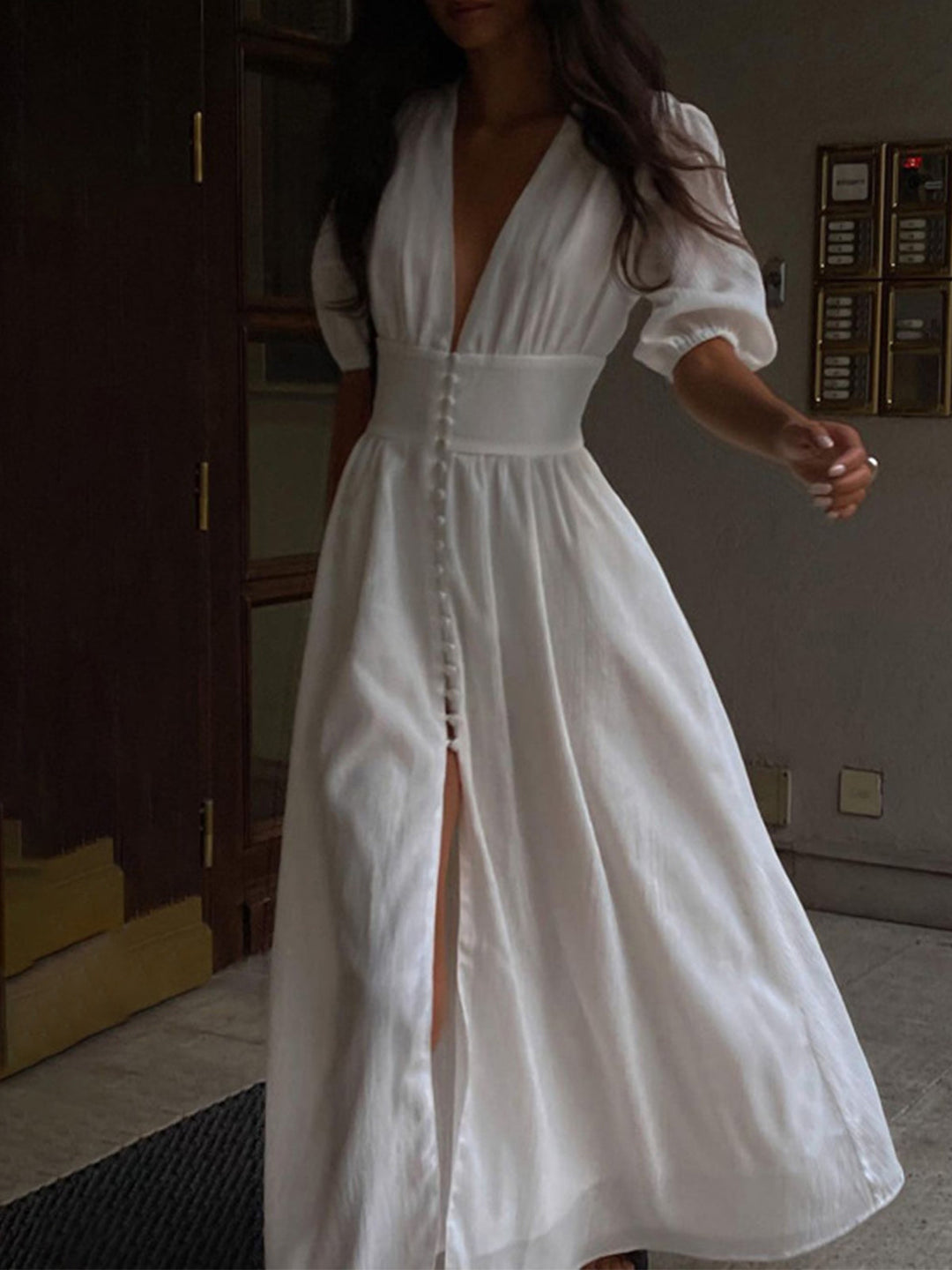 "Robe longue élégante pour femme, décolleté V, idéale pour soirées d'été, design sophistiqué et moderne, couleur claire."