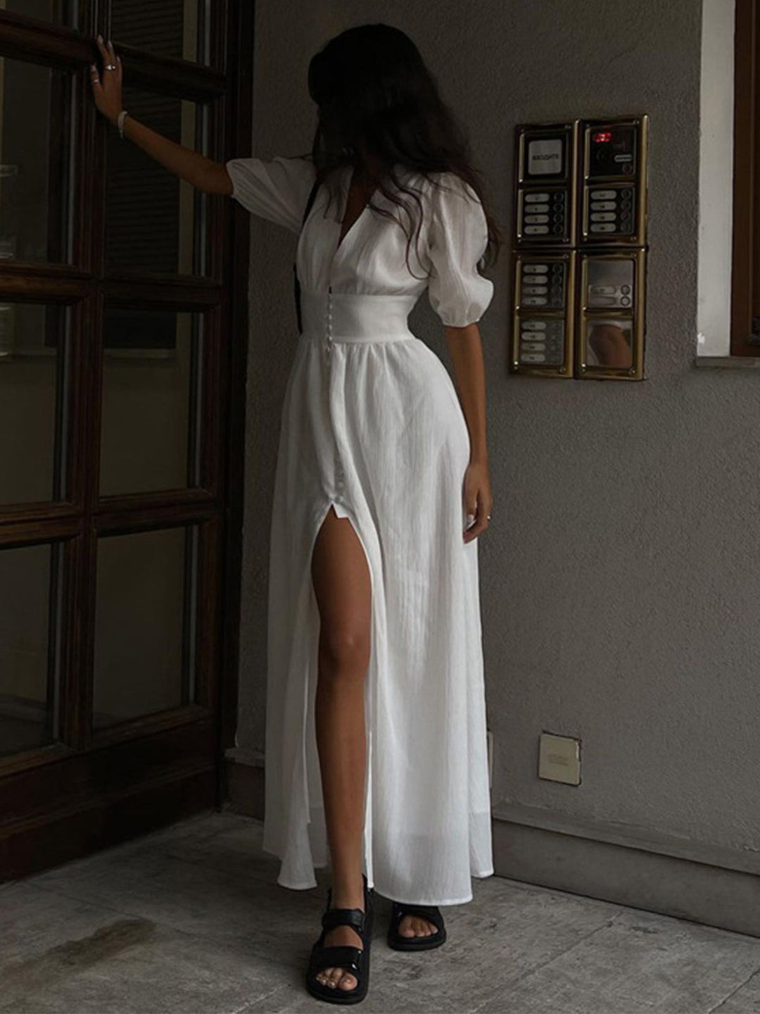 "Robe longue élégante pour femme, décolleté V, idéale pour soirées d'été, design sophistiqué et moderne, couleur claire."