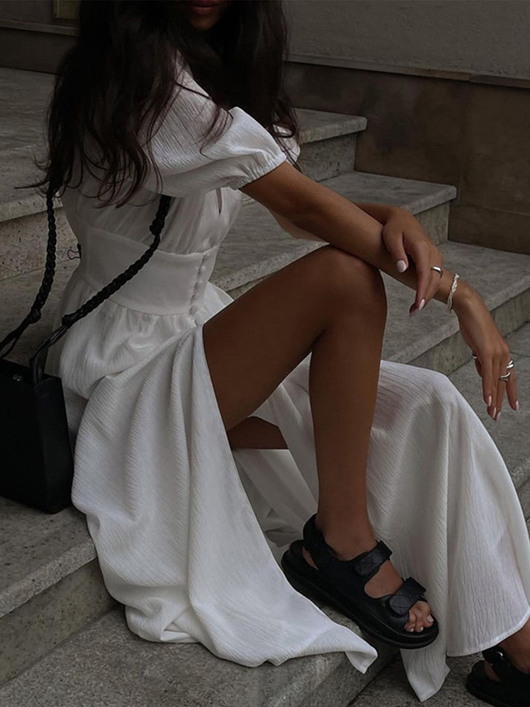 "Robe longue élégante pour femme, décolleté V, idéale pour soirées d'été, design sophistiqué et moderne, couleur claire."