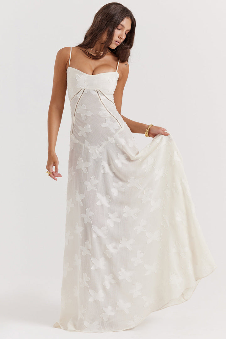 "Robe longue élégante pour femmes avec bretelles fines et tissu soyeux, coupe fluide idéale pour occasions spéciales."