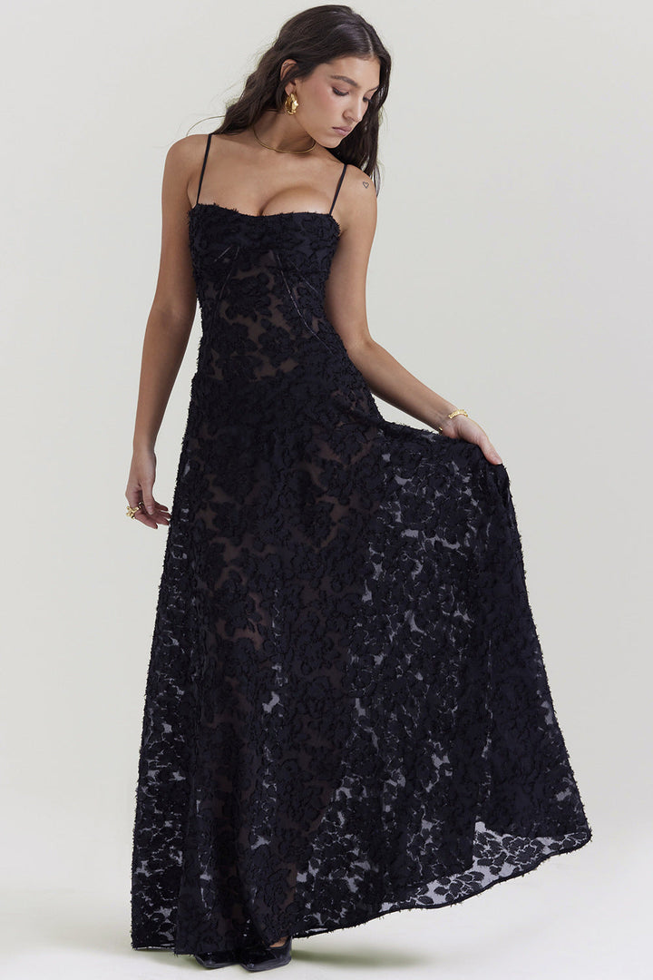 "Robe longue élégante pour femmes avec bretelles fines et tissu soyeux, coupe fluide idéale pour occasions spéciales."