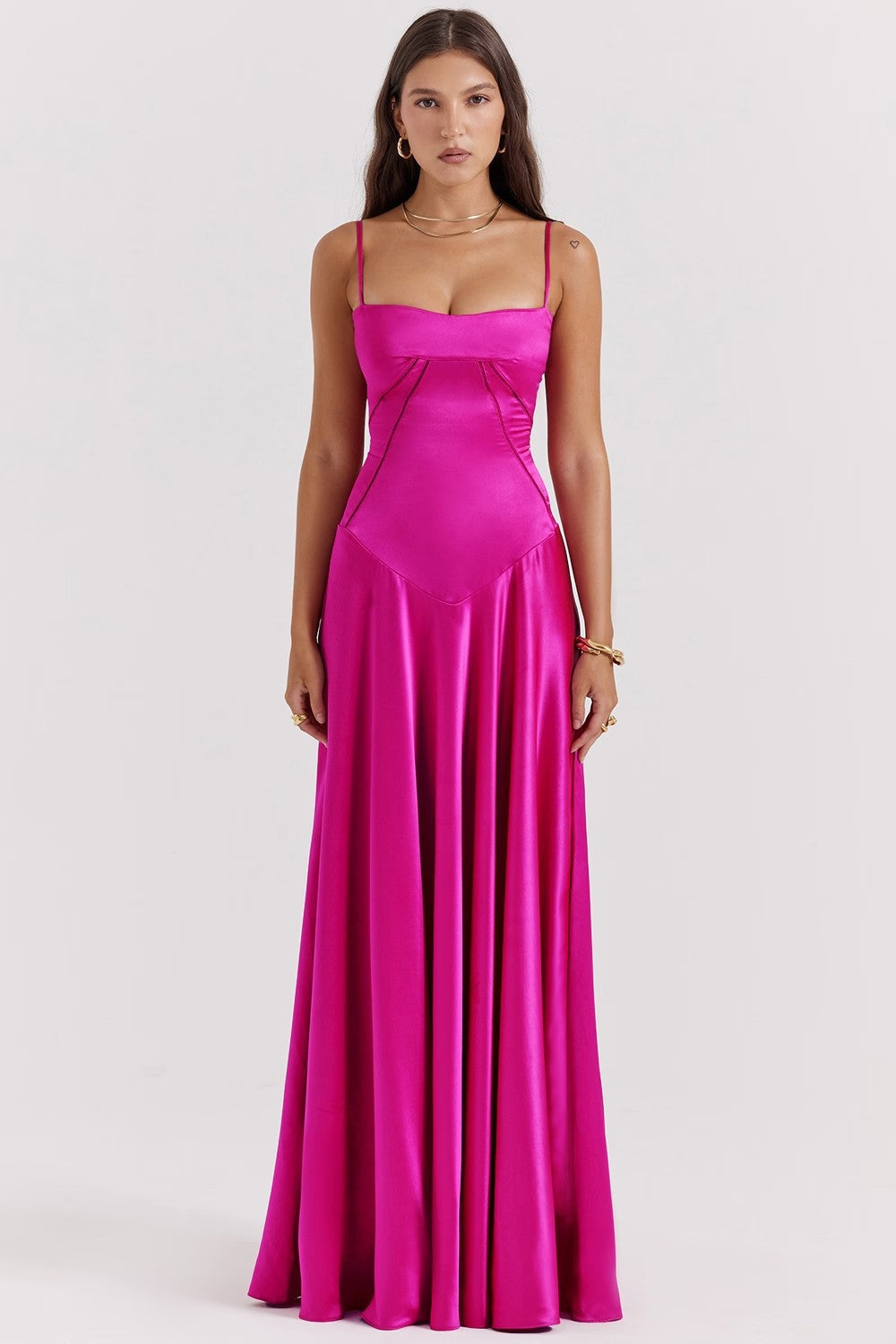 "Robe longue élégante pour femmes avec bretelles fines et tissu soyeux, coupe fluide idéale pour occasions spéciales."