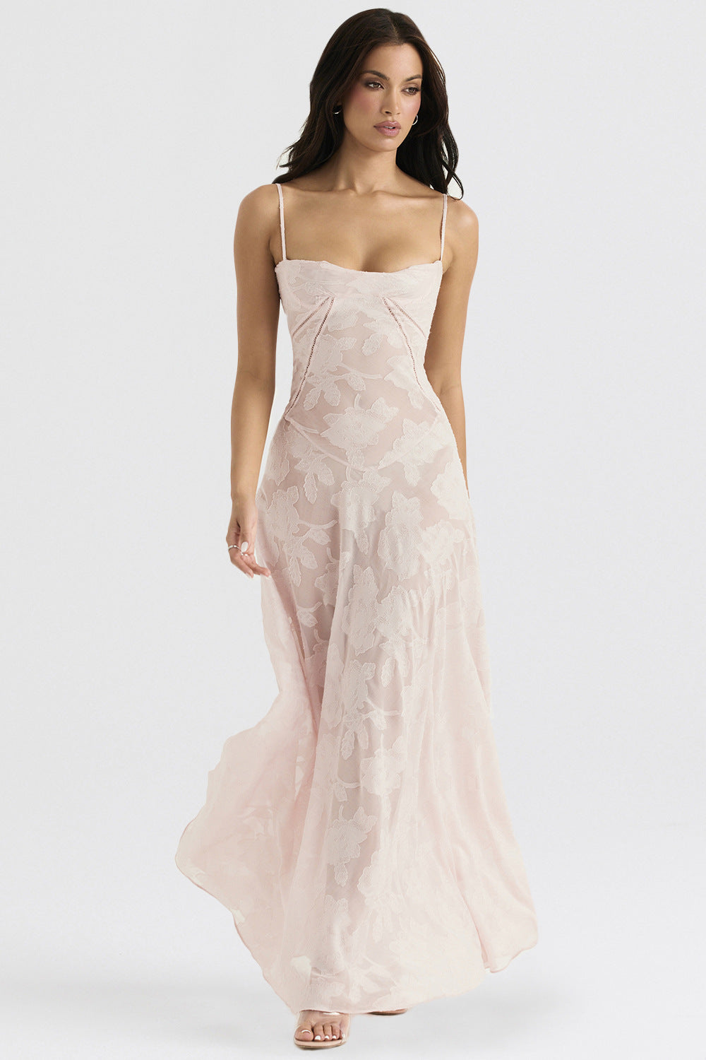"Robe longue élégante pour femmes avec bretelles fines et tissu soyeux, coupe fluide idéale pour occasions spéciales."