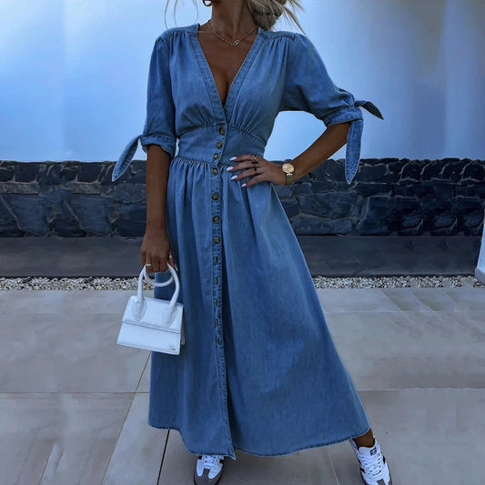 Robe longue en jean boutonnée, style décontracté chic, manches nouées, décolleté en V, parfaite pour l'été urbain.
