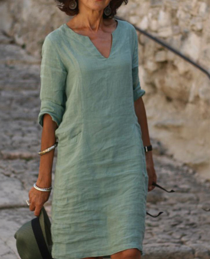 "Robe longue en lin Solènea, col V, manches longues, élégante et confortable pour toutes saisons"