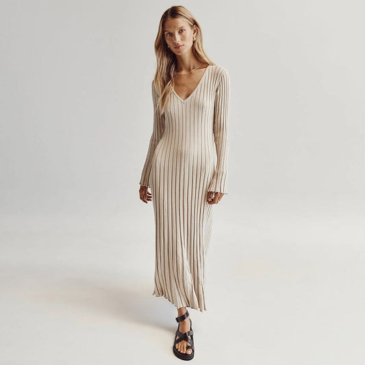 "Robe longue en maille beige, taille réglable, encolure V, manches longues, chic et féminine, tissu extensible."