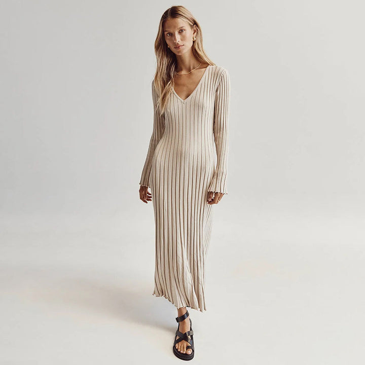 "Robe longue en maille beige, taille réglable, encolure V, manches longues, chic et féminine, tissu extensible."