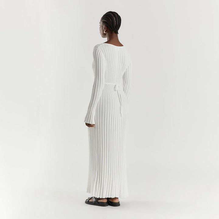 "Robe longue en maille beige, taille réglable, encolure V, manches longues, chic et féminine, tissu extensible."