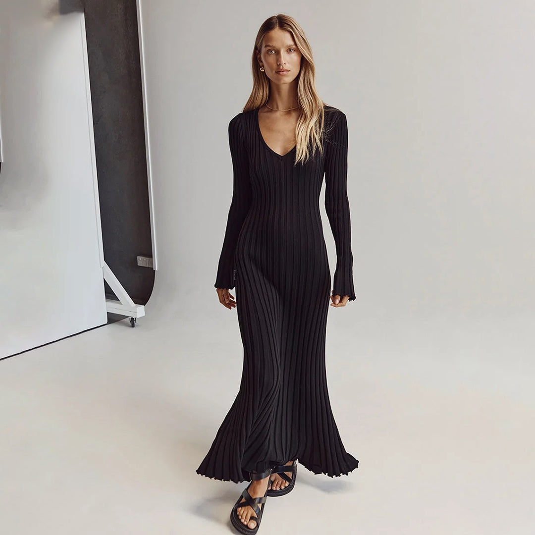 "Robe longue en maille beige, taille réglable, encolure V, manches longues, chic et féminine, tissu extensible."