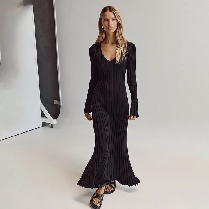 "Robe longue en maille beige, taille réglable, encolure V, manches longues, chic et féminine, tissu extensible."