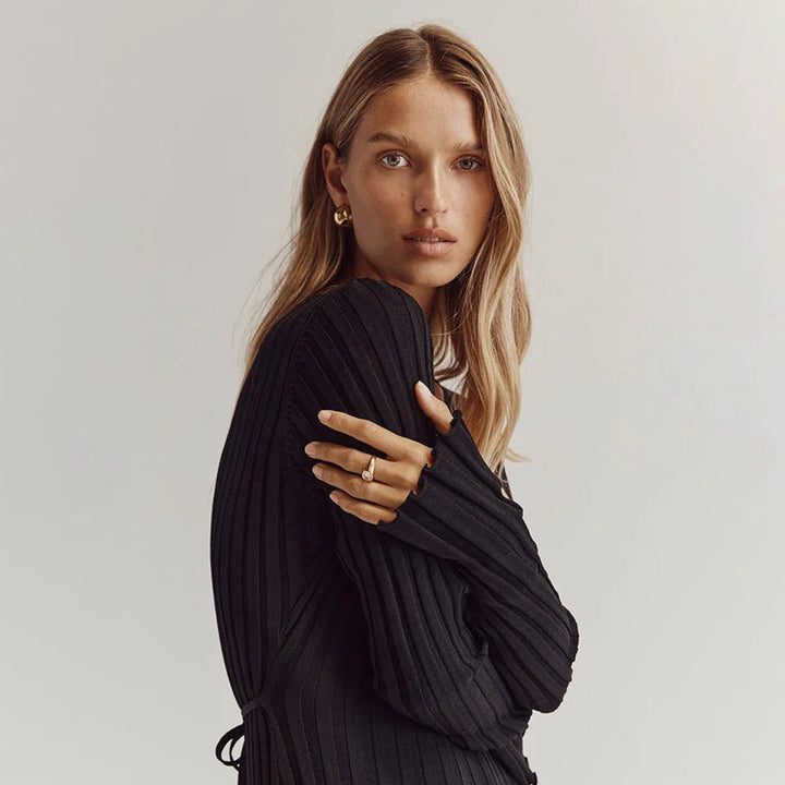 "Robe longue en maille beige, taille réglable, encolure V, manches longues, chic et féminine, tissu extensible."