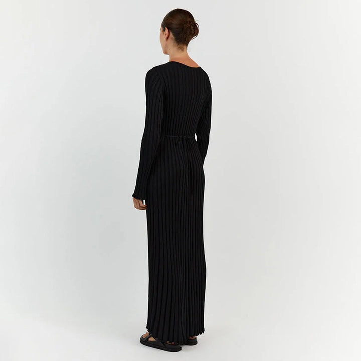 "Robe longue en maille beige, taille réglable, encolure V, manches longues, chic et féminine, tissu extensible."