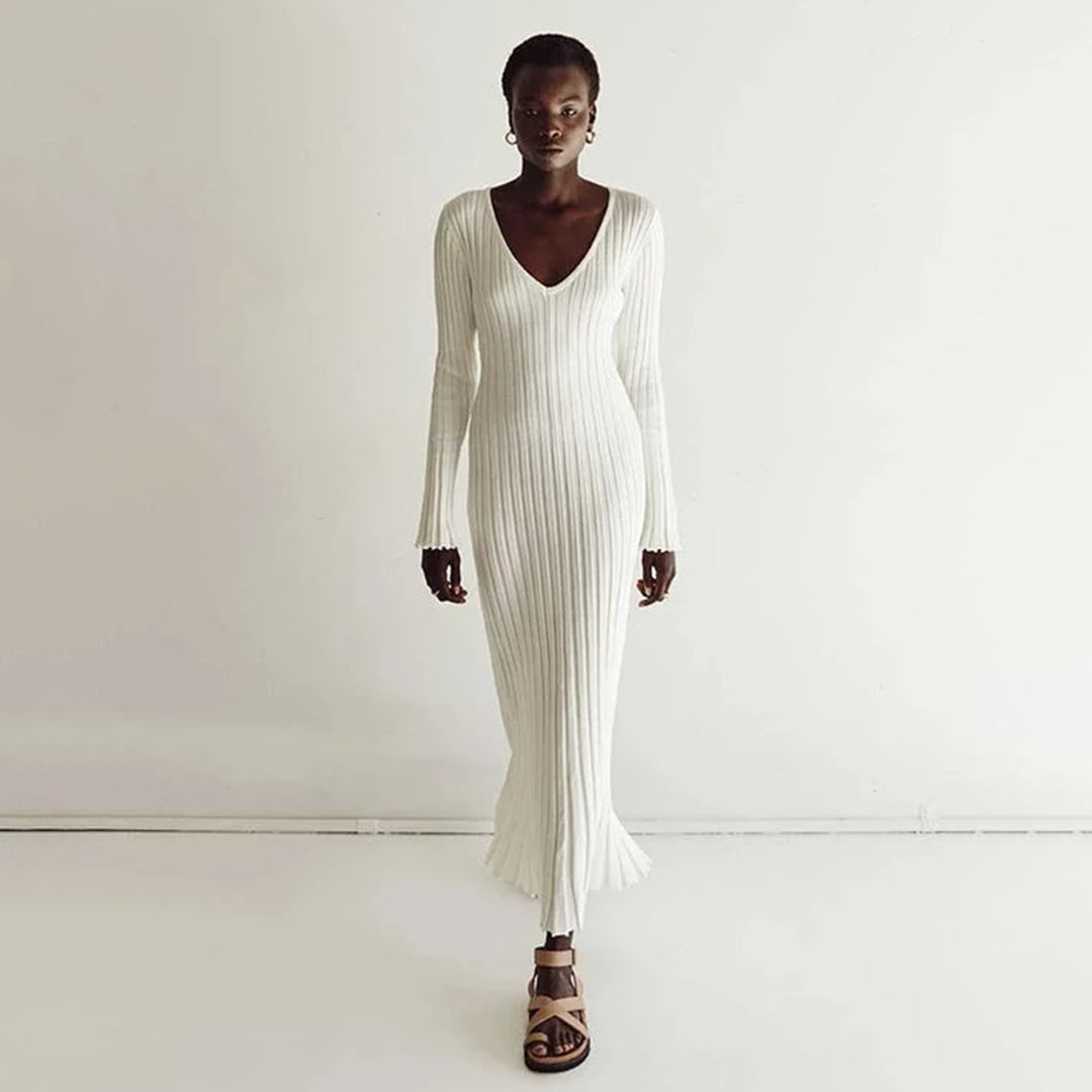 "Robe longue en maille beige, taille réglable, encolure V, manches longues, chic et féminine, tissu extensible."