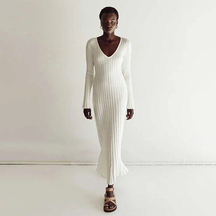 "Robe longue en maille beige, taille réglable, encolure V, manches longues, chic et féminine, tissu extensible."