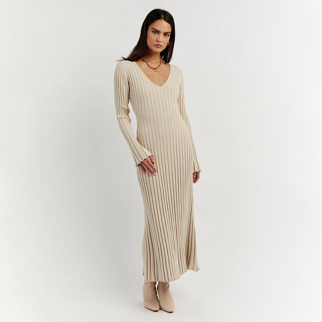 "Robe longue en maille beige, taille réglable, encolure V, manches longues, chic et féminine, tissu extensible."