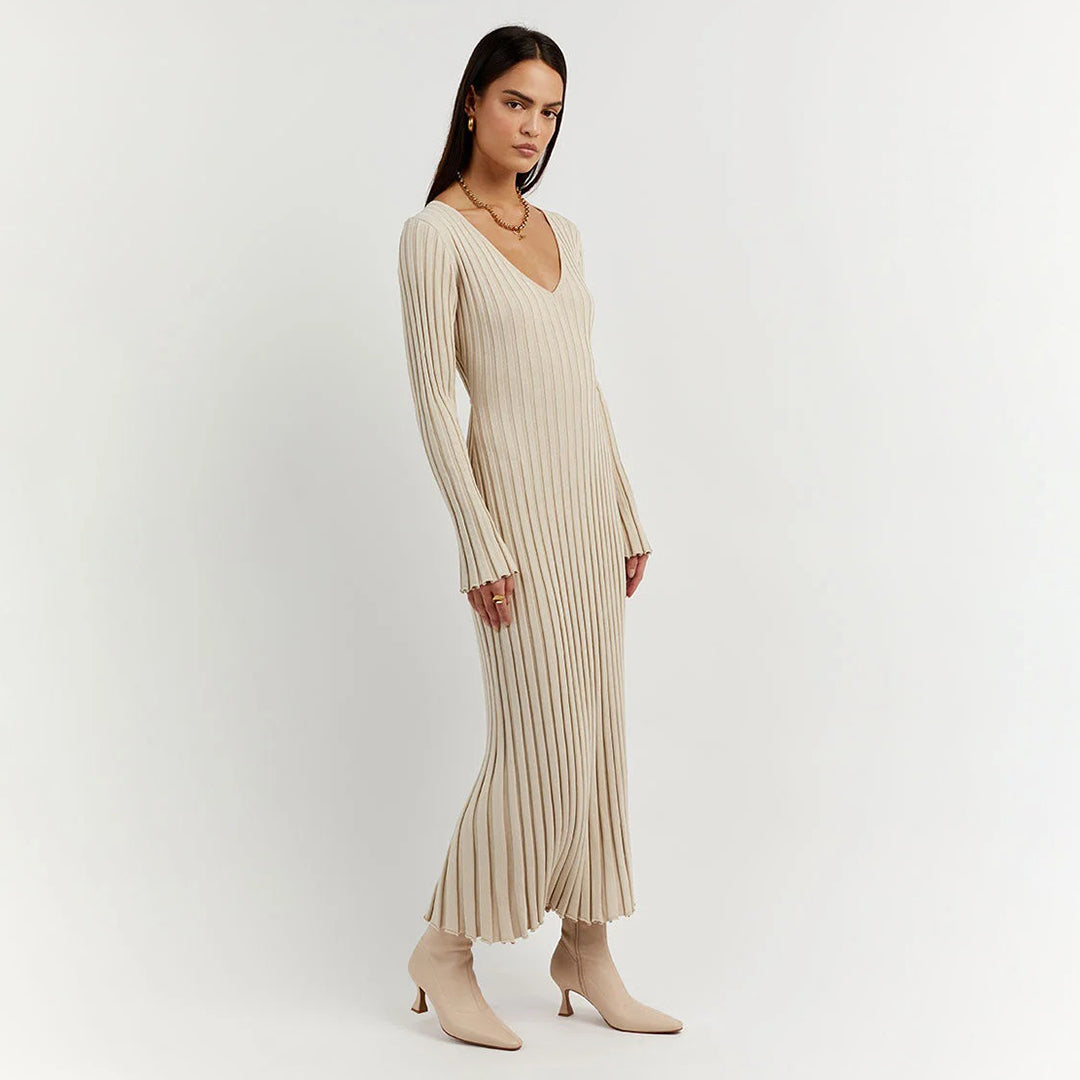 "Robe longue en maille beige, taille réglable, encolure V, manches longues, chic et féminine, tissu extensible."