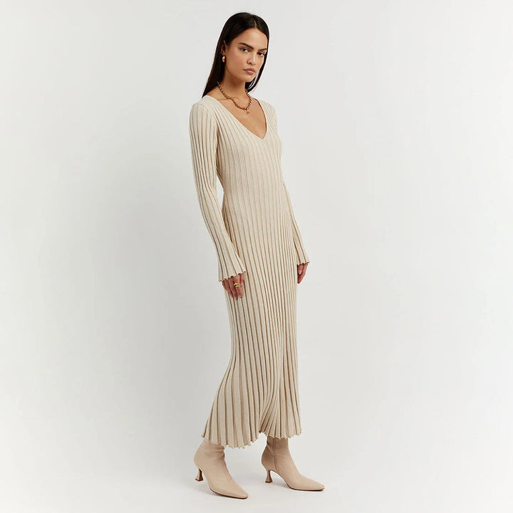 "Robe longue en maille beige, taille réglable, encolure V, manches longues, chic et féminine, tissu extensible."
