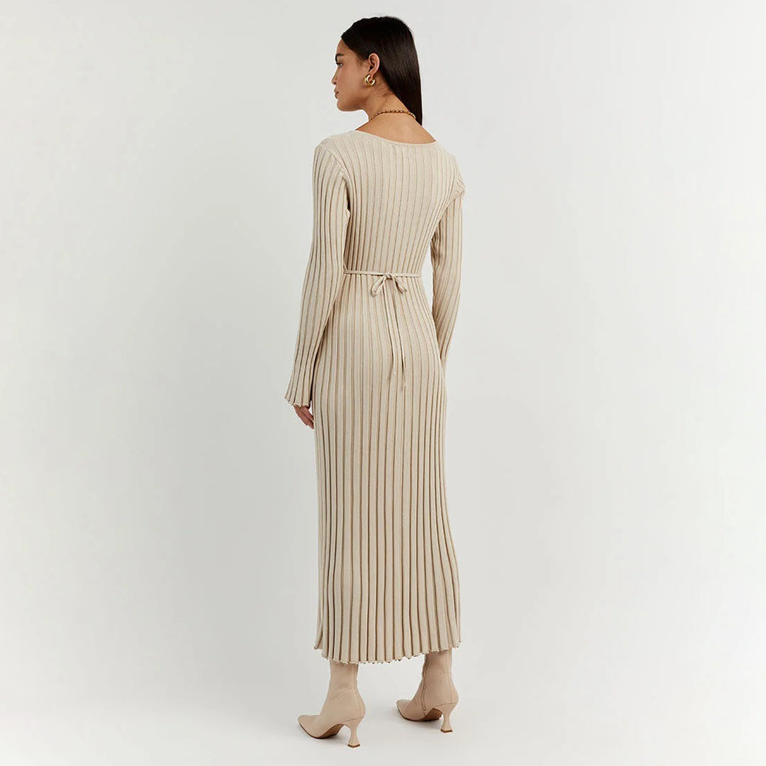 "Robe longue en maille beige, taille réglable, encolure V, manches longues, chic et féminine, tissu extensible."
