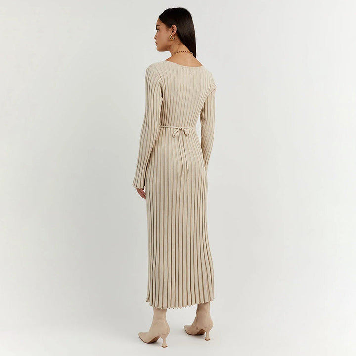 "Robe longue en maille beige, taille réglable, encolure V, manches longues, chic et féminine, tissu extensible."