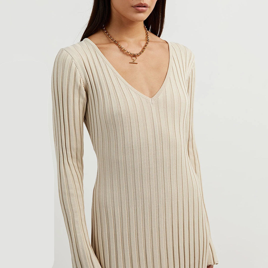 "Robe longue en maille beige, taille réglable, encolure V, manches longues, chic et féminine, tissu extensible."