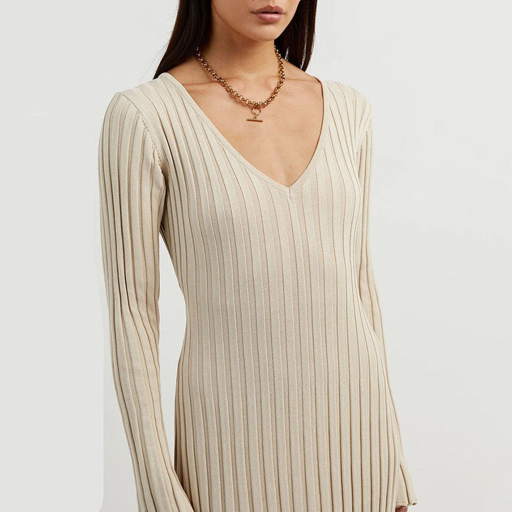 "Robe longue en maille beige, taille réglable, encolure V, manches longues, chic et féminine, tissu extensible."