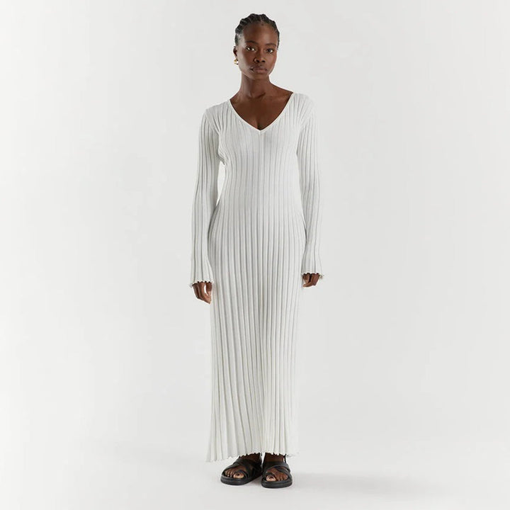 "Robe longue en maille beige, taille réglable, encolure V, manches longues, chic et féminine, tissu extensible."