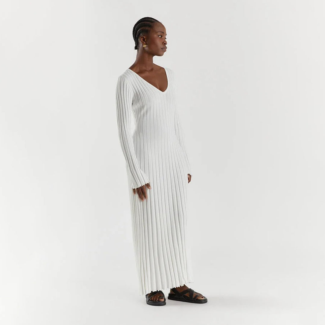 "Robe longue en maille beige, taille réglable, encolure V, manches longues, chic et féminine, tissu extensible."